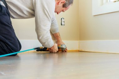 Kaburgalar özel ev inşa için lüks bir duvar bölümü yukarı yüklenici ölçer bitirmek Nailer adam çivilenmiş