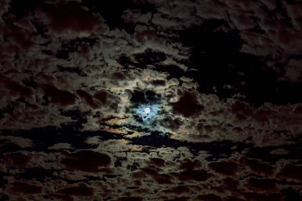 Lune dans le ciel nocturne. Nuages et étoiles au-dessus d'eux . — Photo