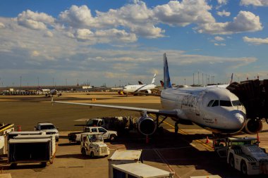 Newark, Nj - Haziran 07: Terminal A Newark Liberty Uluslararası Havaalanı'nın uçaklarına Continental ve Jetblue New Jersey