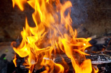 Kamp yangın alevler ve yangın yakın yukarı kömür yangın ahşap