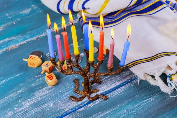 La menorá judía con velas, rosquillas dulces , —  Fotos de Stock