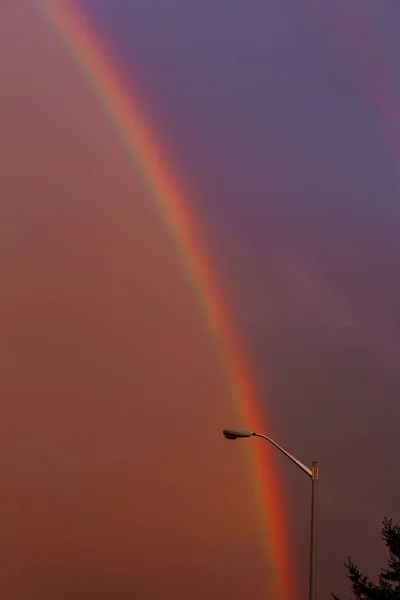 Яркая и широкая радуга после шторма — стоковое фото
