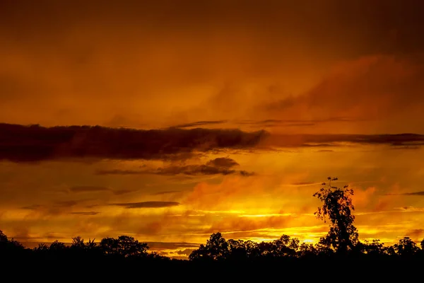 Dramatischer rosa Himmel Sonnenuntergang — Stockfoto