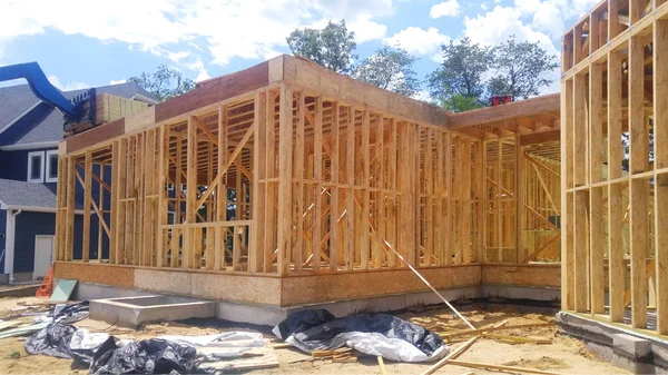 Edificio o casa de marco de madera sin terminar —  Fotos de Stock