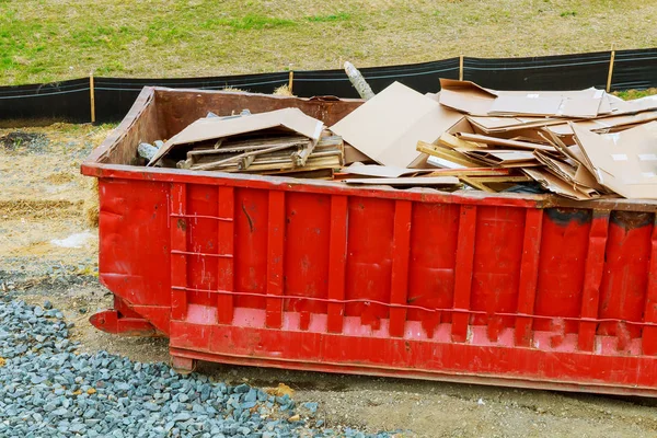 Müllcontainer mit Industrieabfällen isoliert auf weißem Hintergrund. — Stockfoto