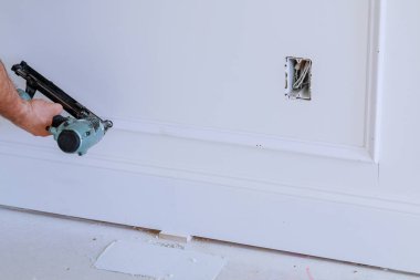 Bunu kendiniz ev sahibi çerçeve kalıplama çivi tabancası ile onarma,