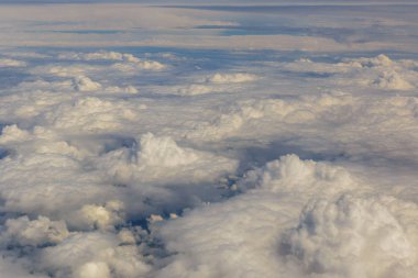cennet. Mavi gökyüzü ve beyaz bulut. güneşli bir gün.