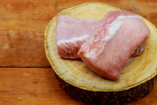 Verse rauwe varkensvlees op snijplank — Stockfoto