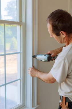 Çivi tabancası silmelerle için windows üzerinde kullanarak brad trim çerçeveleme marangoz,