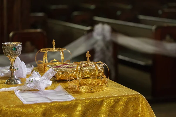 Coronas de oro para la boda sobre la mesa la iglesia . —  Fotos de Stock