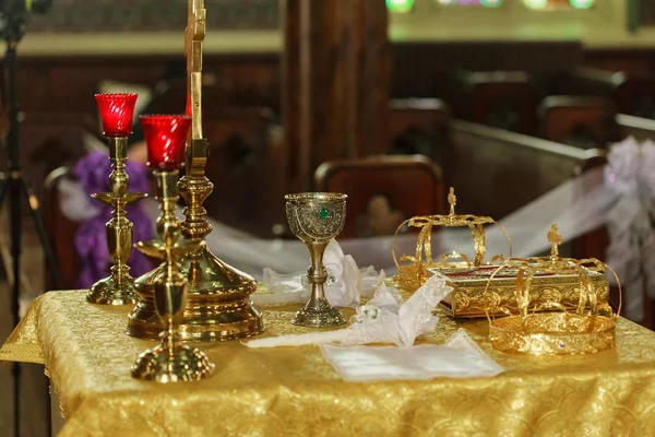 Couronne pour mariage en or église orthodoxe — Photo