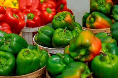 Taze olgun kırmızı tatlı biber kutusunda bakkal gıda satış depolamak.