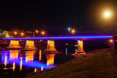 Yaya Köprüsü gece Uzhgorod Ukrayna nehir ışıklar