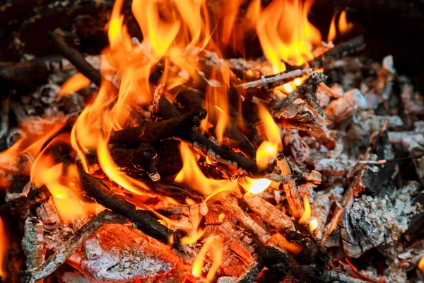 Llamas ardientes y carbón brillante en la barbacoa, imagen HDR — Foto de Stock