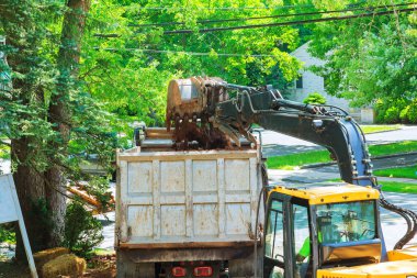 Ekskavatör kol inşaat sahasında kir dolu kova ile