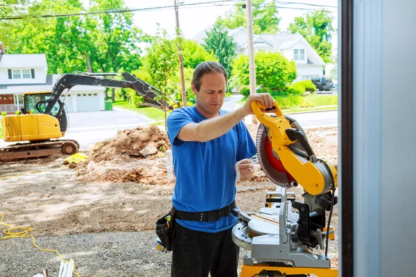 Mann schneidet Schuh auf elektrischer Säge — Stockfoto