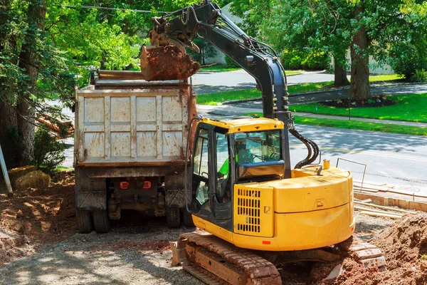 Excavadora está cargando suciedad en camión para la construcción — Foto de Stock