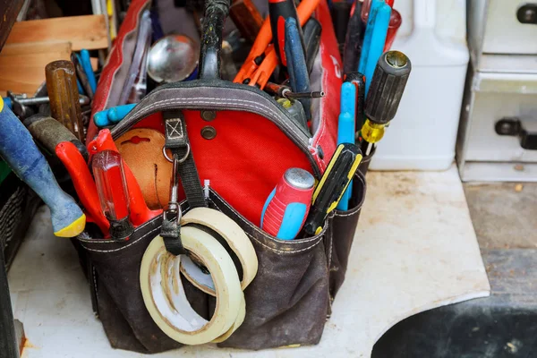 工作工具背景。包里带工具工具、 施工、 背景袋 — 图库照片