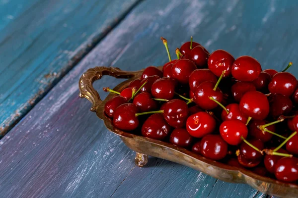 Olgun kırmızı kiraz ahşap oyun tahtası detay. Hasat tatlı kiraz.