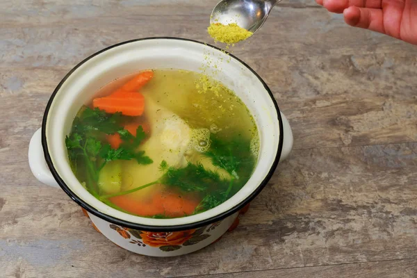 Faço caldo de galinha em caldo de galinha de panela — Fotografia de Stock