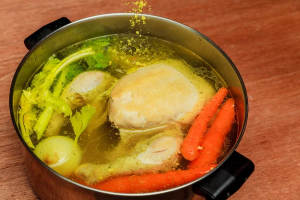 Caldo de galinha cenouras verde de galinha Sopa de frango em uma tigela com biscoitos . — Fotografia de Stock