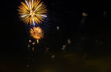 Parlak renkli havai fişekler ve gece gökyüzündeki çeşitli renklerin selamı.,