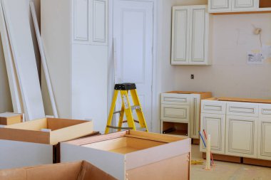 Yeni indüksiyon Ocak modern mutfak kurulumu