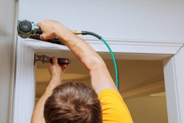 Çivi tabancası silmelerle için windows üzerinde kullanarak trim çerçeveleme marangoz,