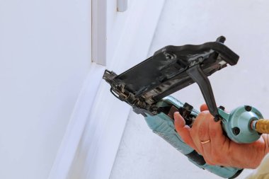 Resim döküm duvar yeni evinde çivilenmiş tamirci