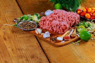 Ham zemin sığır eti hamburger biftek pirzola ile baharat, domates,