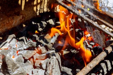 mangal kömürü ve alevler