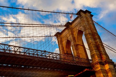 Bulutların üzerinde brooklyn Köprüsü, geniş açılı görünümü - new york