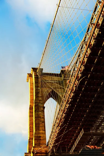 Brooklyn Köprüsü ile bulutlu mavi gökyüzü, New York — Stok fotoğraf