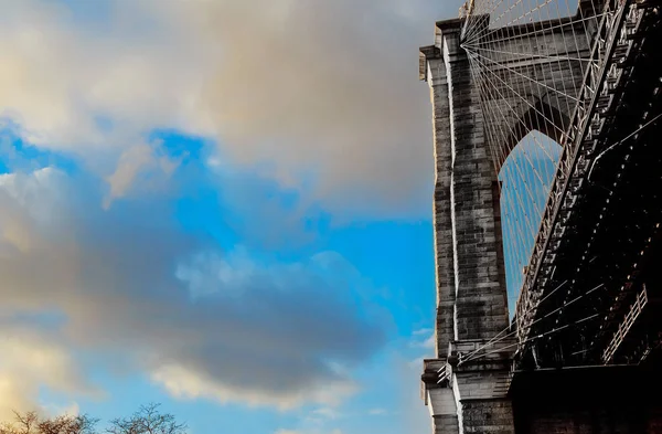 Étoiles et rayures volant sur le pont de Brooklyn — Photo