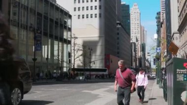 New York City, Amerika Birleşik Devletleri - 20 Nisan 2016 meşgul turistler geçen ziyaret ünlü popüler Times Square, insanlar kalabalık yürüyüş Nyc, siyah limuzin sarı taksi taksi