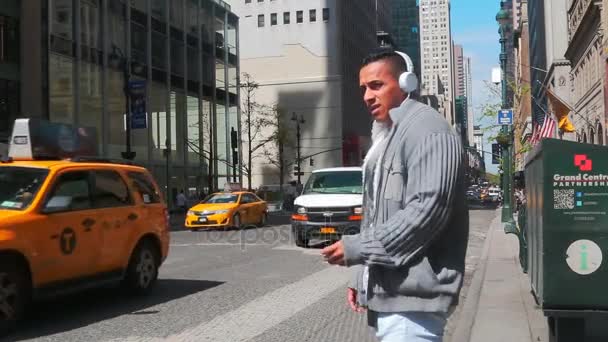 НЬЮ-ЙОРК, США - 20 апреля 2016 года Занятые туристы, проходящие мимо знаменитой Популярной Таймс-сквер, переполненные люди, прогулки в Нью-Йорке,, черный лимузин желтое такси — стоковое видео