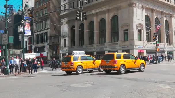 NEW YORK CITY, USA - APRIL 20, 2016 Busy Tourists passing visit Famous Popular Times Square, Crowded People Walking in NYC, , Black Limousine Yellow Cab Taxi — Stock Video
