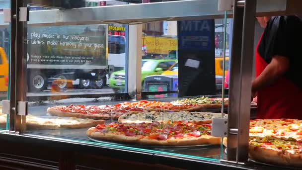 Пешеходы в Нью-Йорке питчерская пиццерия Нью-Йорк, Нью-Йорк — стоковое видео