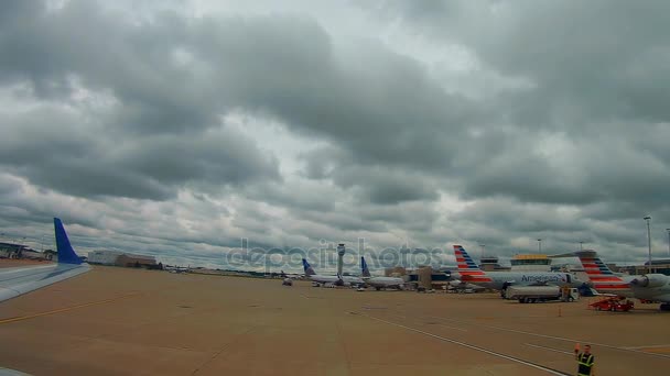 BOSTON - SEP. 06, 2017: A aeronave está atrasada na pista devido a uma tempestade severa no Aeroporto Internacional Boston Logan durante a chuva Massachusetts, EUA . — Vídeo de Stock