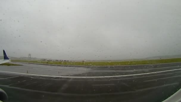 BOSTON - SEP. 06, 2017: A aeronave está atrasada na pista devido a uma tempestade severa no Aeroporto Internacional Boston Logan durante a chuva Massachusetts, EUA . — Vídeo de Stock