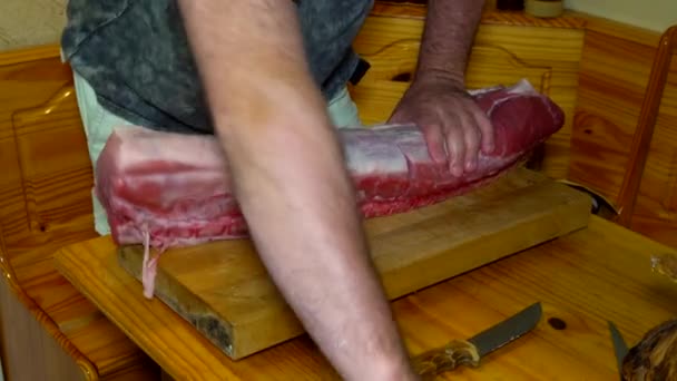 Skärande kniv färskt kött fläsk — Stockvideo
