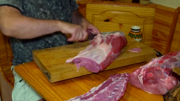 Skärande kniv färskt kött fläsk — Stockvideo