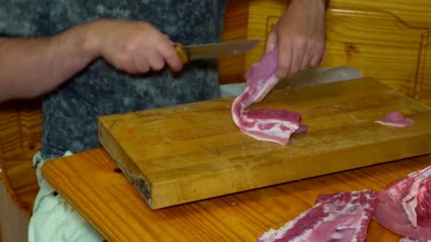 Chef coupant la planche de bois de porc cru préparé pour la cuisson — Video