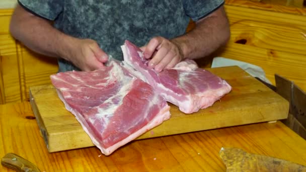 Chef tăiere carne de porc brut bord din lemn pregătit pentru gătit — Videoclip de stoc