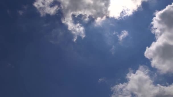 Άσπρα σύννεφα που τρέχει πάνω από το γαλάζιο του ουρανού — Αρχείο Βίντεο