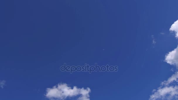 Sonnenschein am Sommerhimmel und vorbeiziehende Wolken — Stockvideo