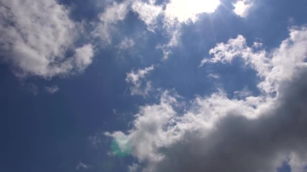 Verano cielo sol brillante y nubes en movimiento pasando — Vídeo de stock