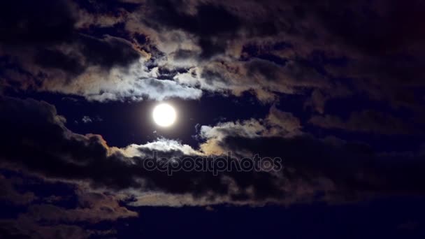 Снимок полнолуния в реальном времени в облачную ночь. Не компьютер генерируется . — стоковое видео