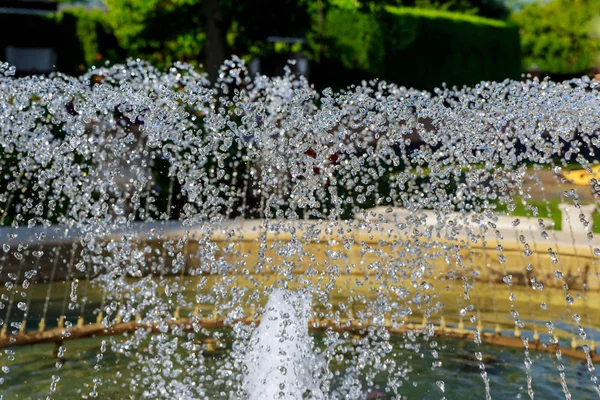 Фрагмент фонтану краплі води в повітрі — стокове фото