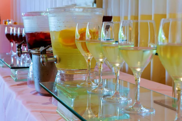 Glazen met wijn op partij tabelachtergrond — Stockfoto